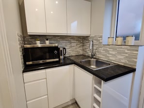Fridge, microwave, oven, stovetop - Entire Place | Own Entrance | Kitchen | Garden | WiFi | Walk to Tube | Parking (London)