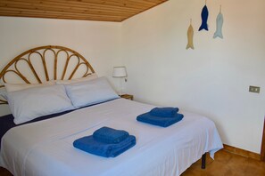 2 chambres, fer et planche à repasser, lit de bébé portatif