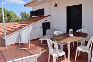 Outdoor dining - Bedda Seaside House .. (Villaggio San Leonardo)