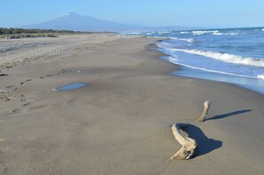 Vlak bij het strand, ligstoelen, strandlakens