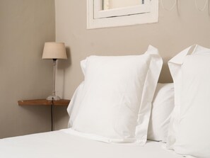 3 bedrooms, iron/ironing board, free internet, bed sheets