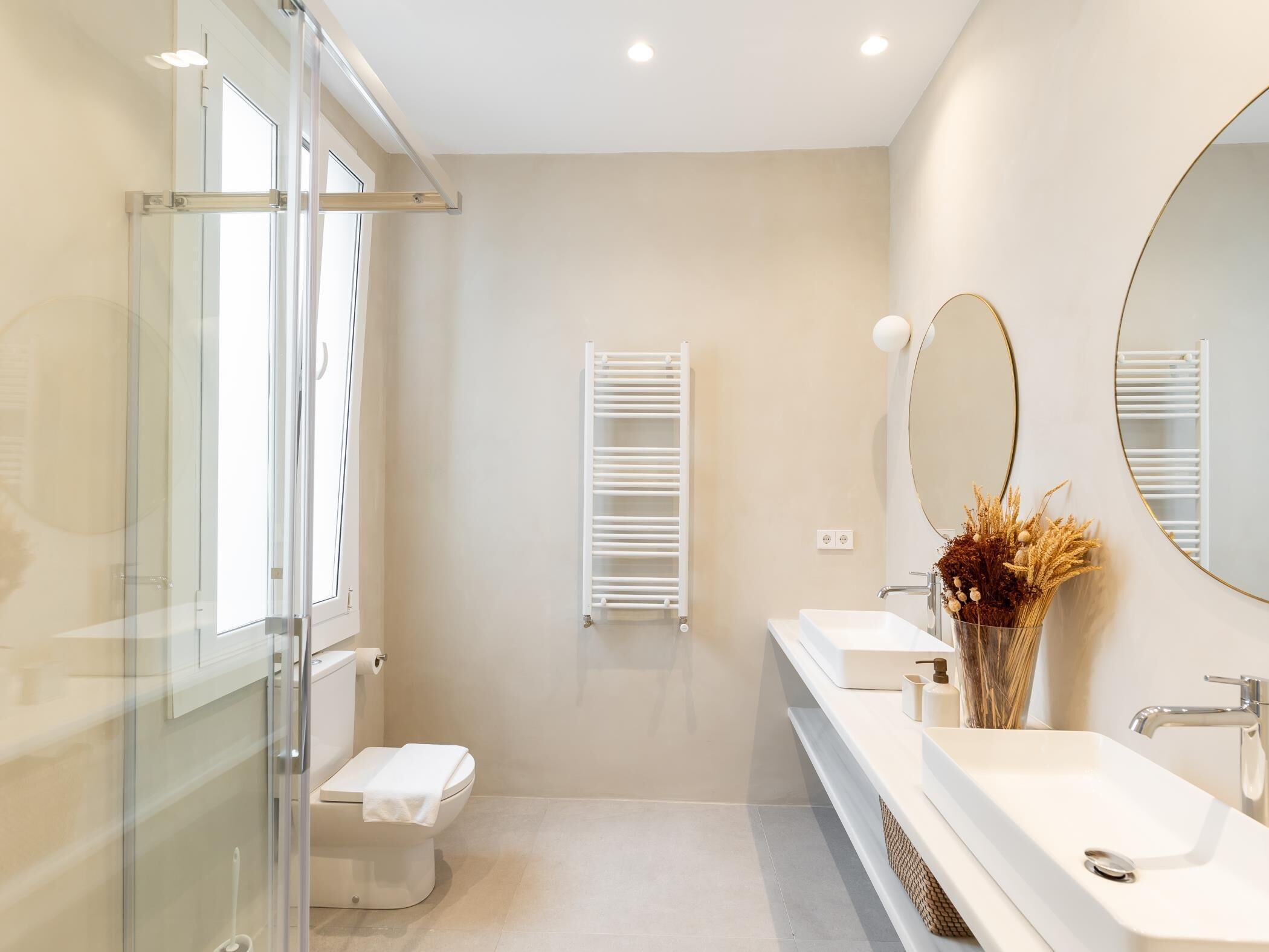Bañera, artículos de higiene personal gratuitos y secador de pelo