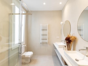 Badewanne, kostenlose Toilettenartikel, Haartrockner, Handtücher