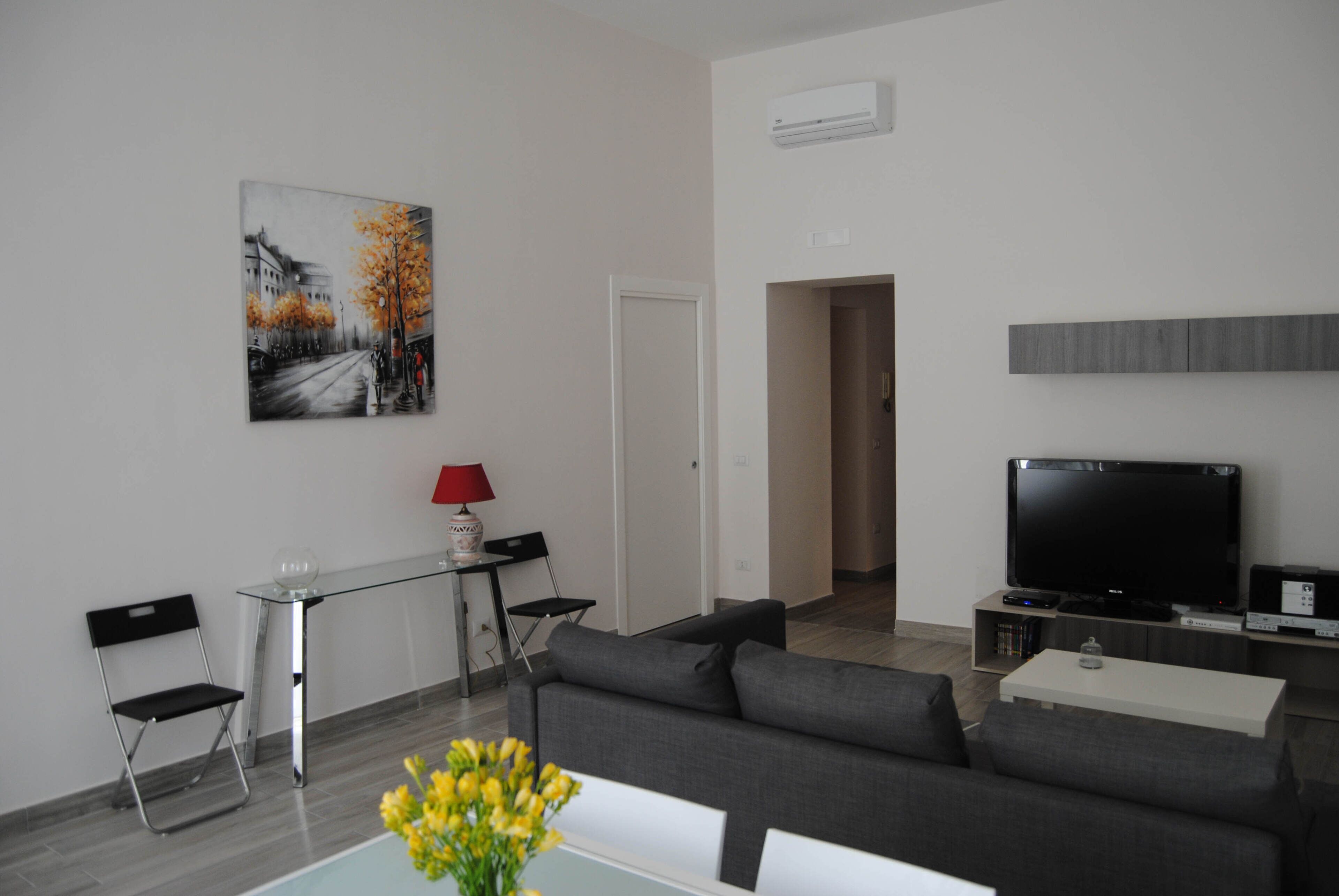 Fernseher, DVD-Player, Bücher, Musikbibliothek