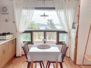 ستائر تعتيم ومكواة/لوح كي وواي فاي مجانًا وملاءات أسرّة