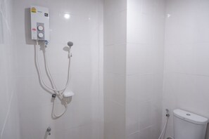 Chambre Standard double | Salle de bain | Douche, articles de toilette (gratuits), séchoir à cheveux