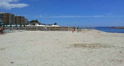 Bonito apartamento completamente renovado frente a la playa