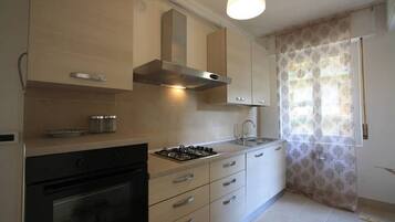 Frigorifero, forno, piano cottura, lavastoviglie