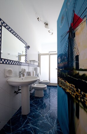 Een douche, een haardroger, een bidet, handdoeken