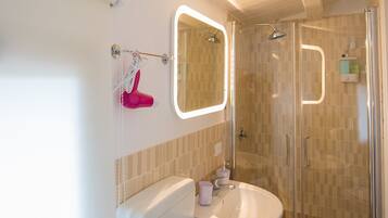 Shower, hair dryer, bidet, towels