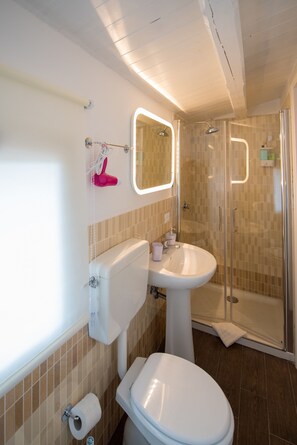 Dusche, Haartrockner, Bidet, Handtücher
