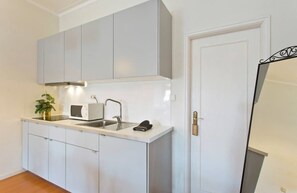 Kühlschrank, Mikrowelle, Herdplatte, Wasserkocher mit Kaffee-/Teezubehör