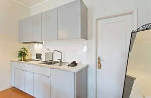 Geladeira, micro-ondas, cooktop, cafeteira/chaleira