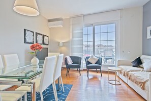 Dining - Bright and spacious apartment with a large terrace in a residential area (Barcelona)