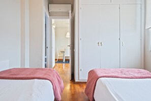 3 slaapkamers, een strijkplank/strijkijzer, reisbedje, gratis wifi