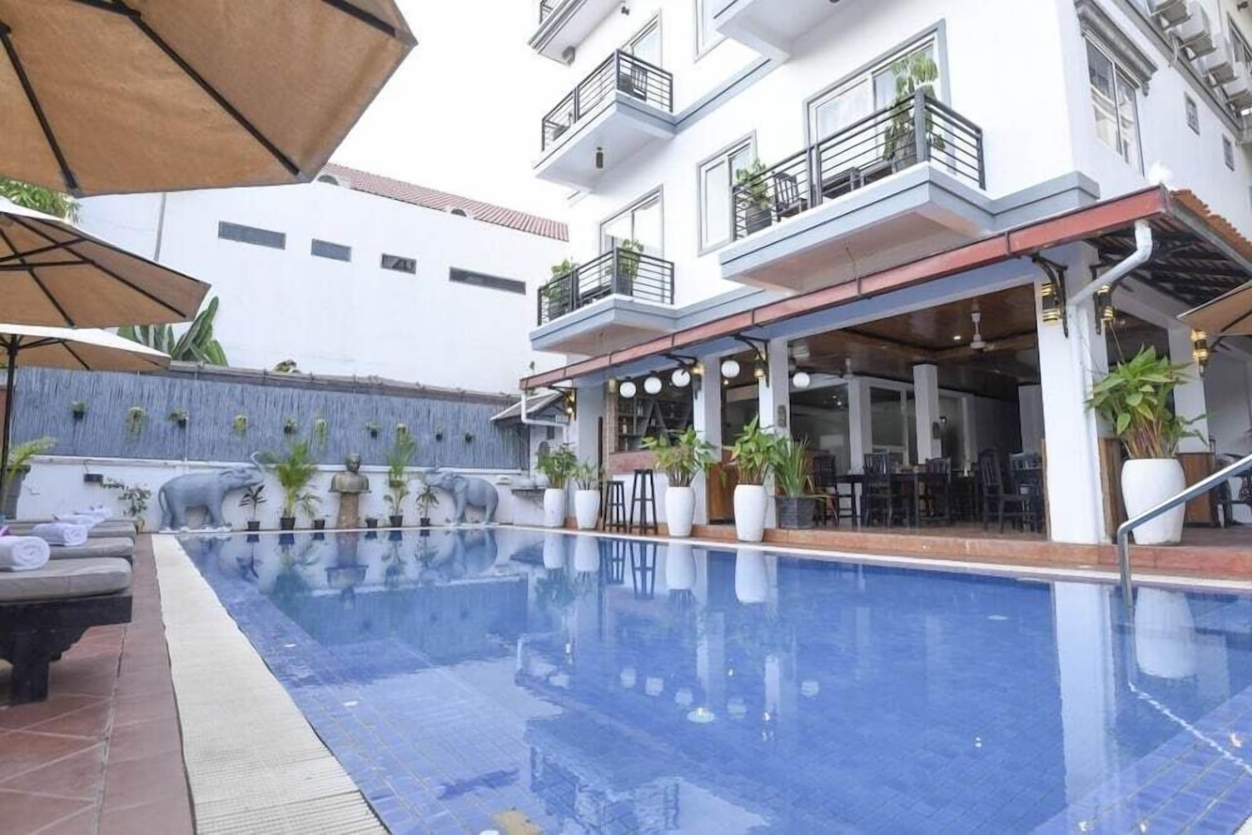 Una piscina cubierta, una piscina al aire libre