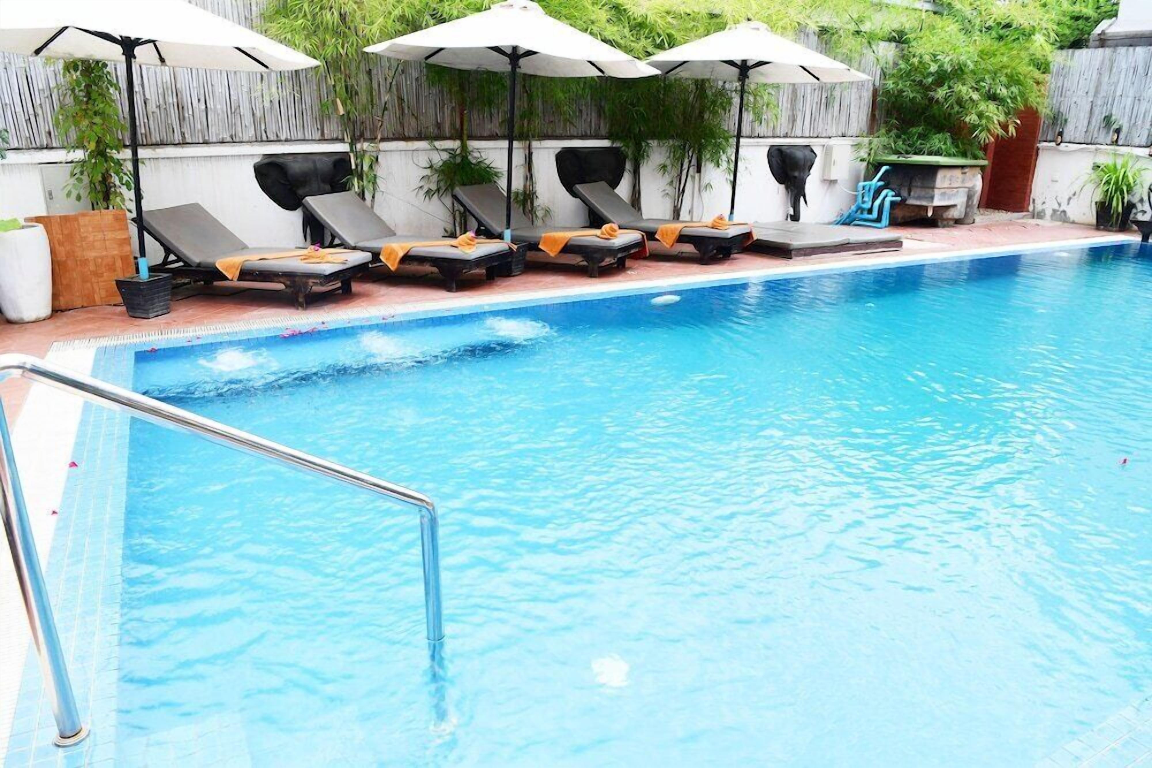 Een binnenzwembad, een buitenzwembad