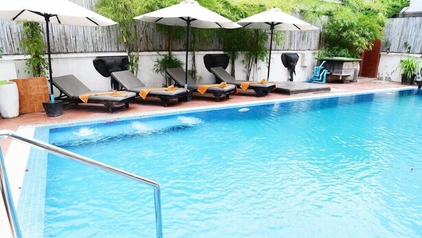 Una piscina techada, una piscina al aire libre