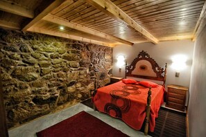 1 habitación, tabla de planchar con plancha y cuna de viaje