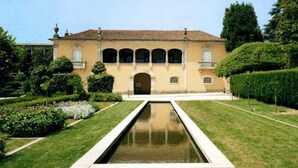 Un bâtiment de style classique doté d’une cour intérieure et d’un jardin à la disposition symétrique.