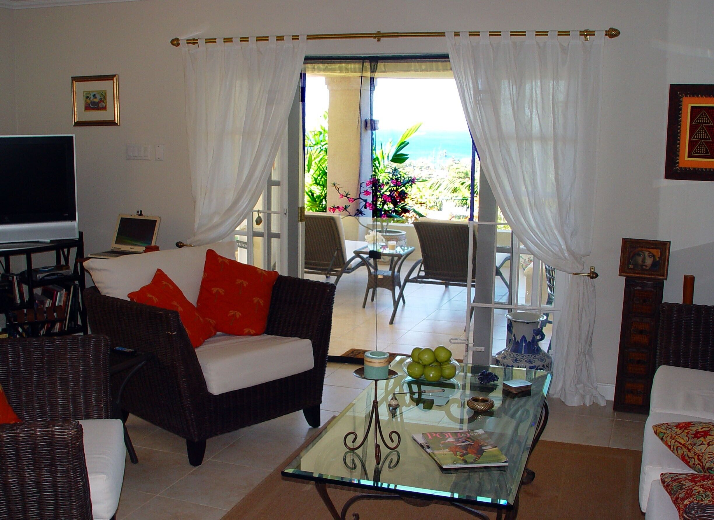 TV connectée, lecteur de DVD, livres, médiathèque