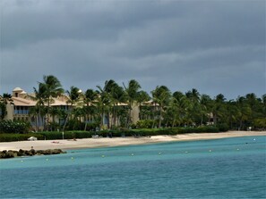 Perto da praia, espreguiçadeiras, toalhas de praia 