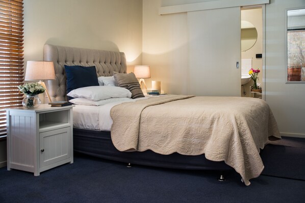 Classic Studio, 1 Queen Bed | Bathroom amenities | Shower, free toiletries, hair dryer, towels
