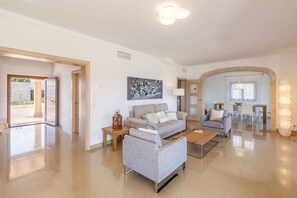 Tv, dvd-afspiller, bordtennisbord, bøger