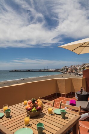 Outdoor dining - Ocean View Penthouse Beachfront Unbeatable sea views. Wifi. A / C (Gran Tarajal)