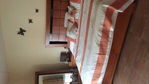 A bedroom with a bed, a window, and wall decorations. - Nice house in bugambilias extension (Jiutepec)
