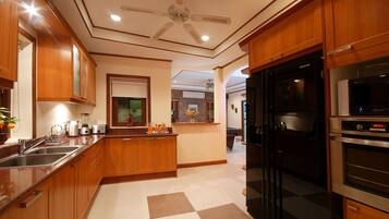 Kylskåp, mikrovågsugn, ugn och spishäll