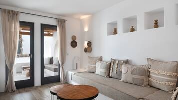 Superior Suite | Minibar, in-room safe, desk, soundproofing