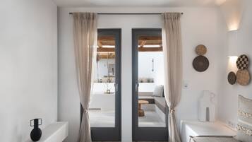 Superior Suite | Minibar, safe på rommet, skrivebord og lydisolert