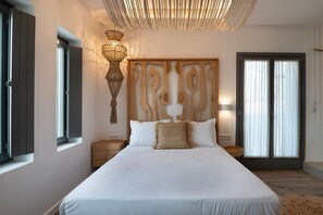 Junior Suite with plunge pool | Frigobar, cofres nos quartos, escrivaninha, quartos à prova de som