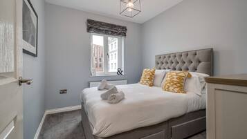 2 bedrooms, desk, iron/ironing board, WiFi