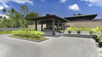 Pintu masuk properti