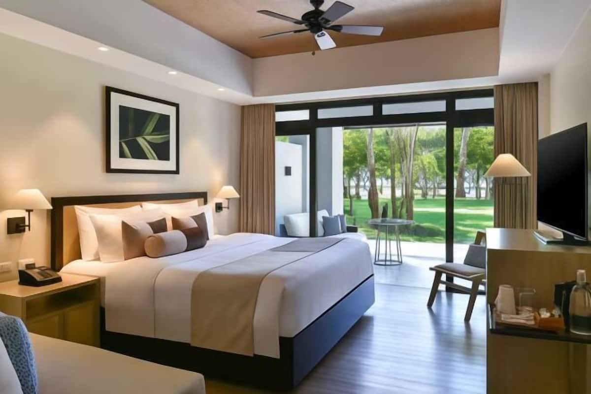 Minibar, in-room safe, blackout curtains