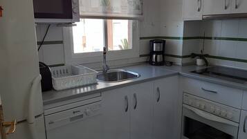 Microonde, forno, lavastoviglie, macchina per tè/caffè