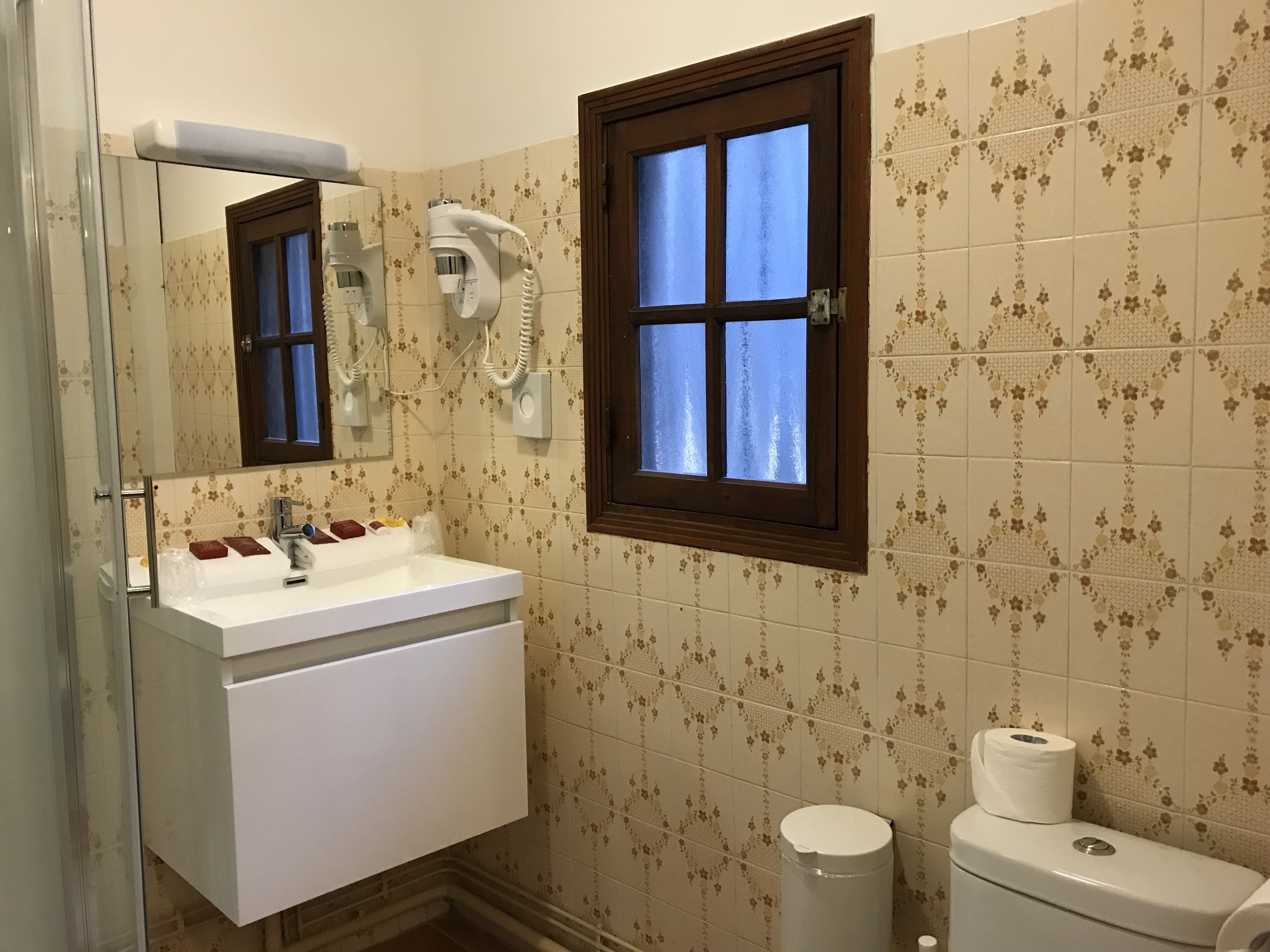 suite | bathroom | free toiletries, hair dryer, towels