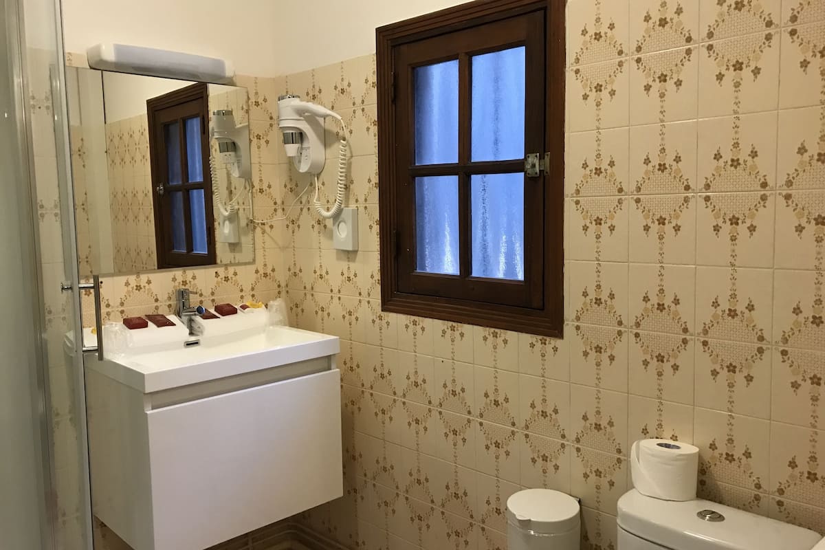 suite | bathroom | free toiletries, hair dryer, towels