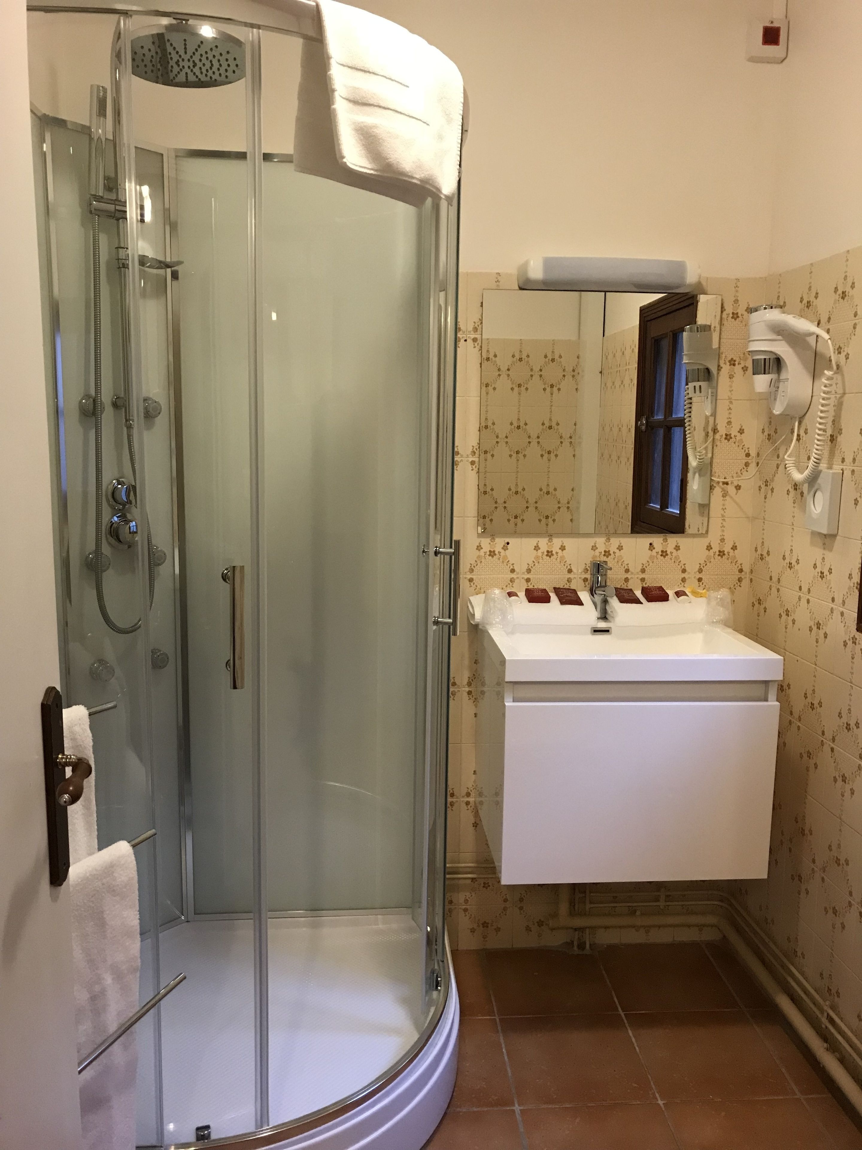 suite | bathroom | free toiletries, hair dryer, towels
