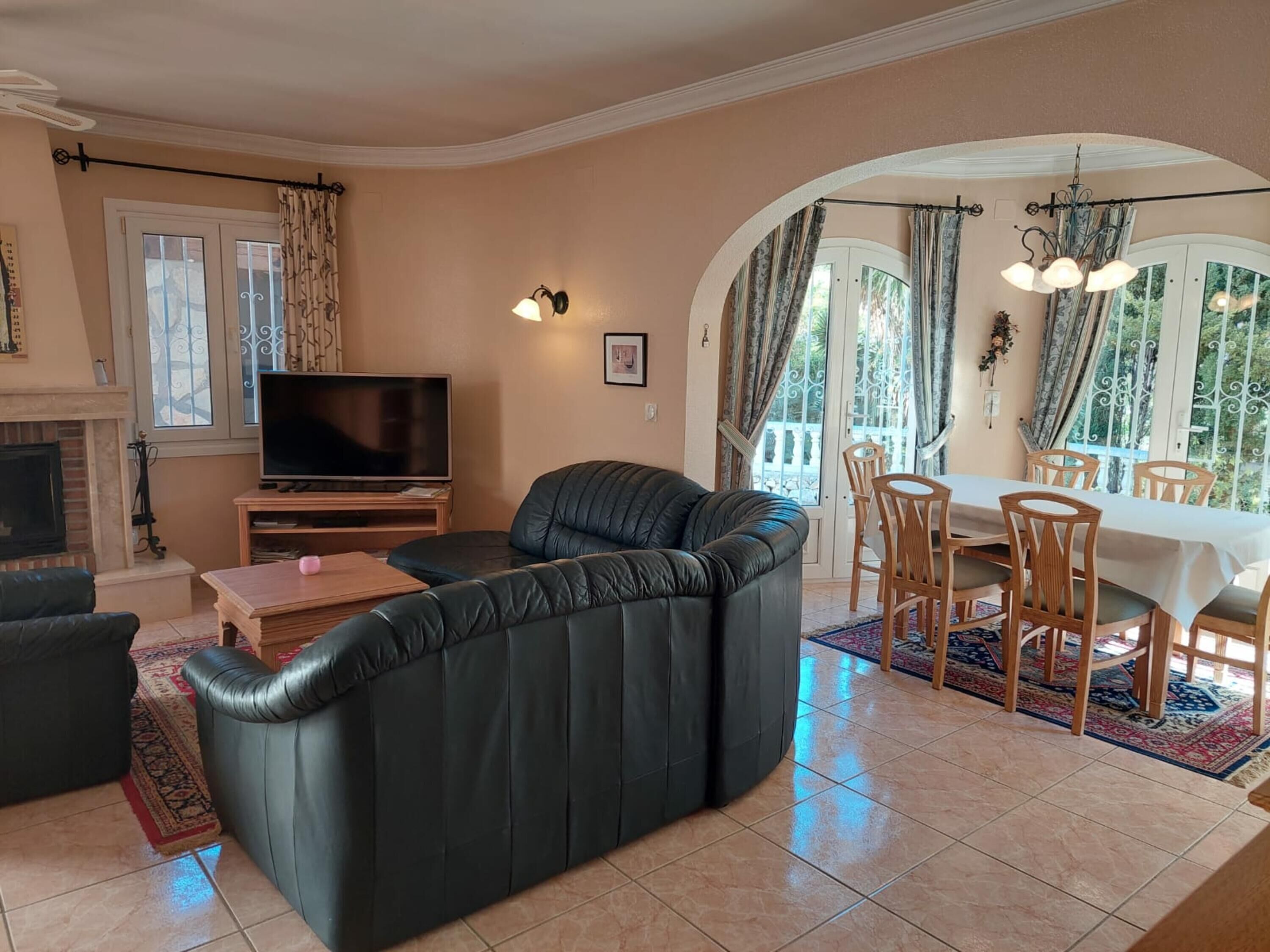 Televisie en een open haard