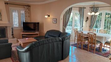 Televisie en een open haard