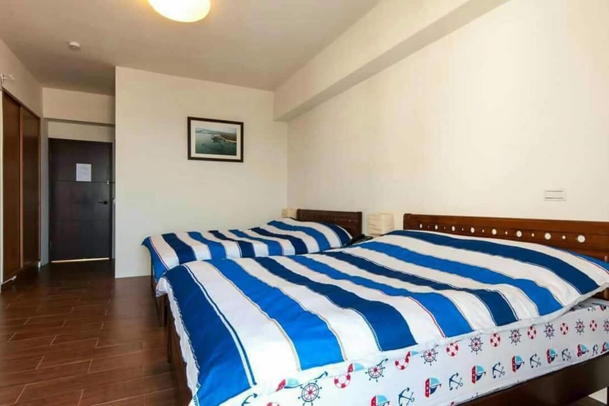 Habitación cuádruple | Baño | Regadera, regadera tipo lluvia, amenidades de baño gratuitas