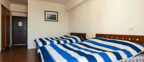 Quadruple Room | Bathroom | Shower, rainfall showerhead, free toiletries, hair dryer