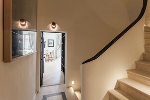 Decoración personalizada, muebles diferentes, escritorio y cunas 