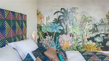 Decoración personalizada, muebles diferentes, escritorio y cunas