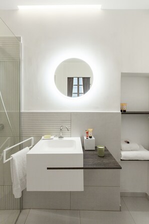 Deluxe Double Room, City View (1) | Bathroom