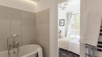 Deluxe Double Room, Garden View (1) | Bathroom