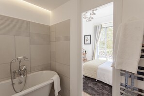 Habitación doble Deluxe, vista al jardín (1) | Baño | Regadera, amenidades de baño de diseñador, secadora de cabello, toallas 